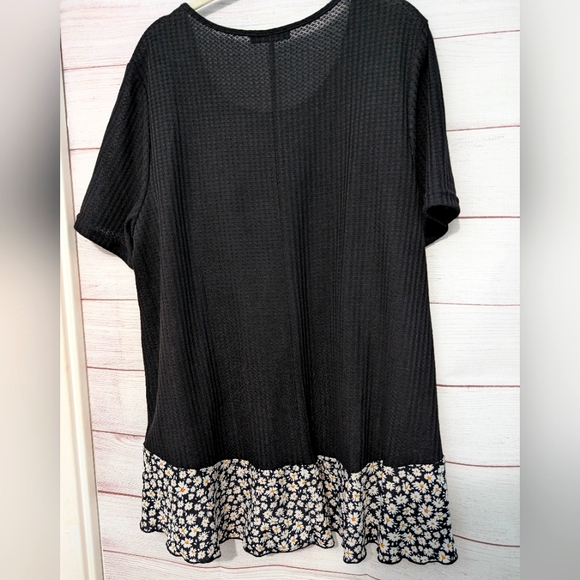 Euc Shein black waffle 🧇 knit short sleeve shirt with floral chiffon trim 2X/3X - Picture 2 of 8
